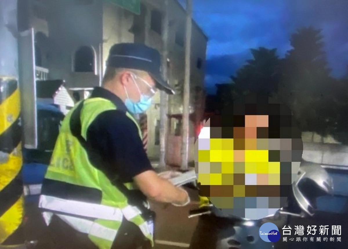 雲林縣警局配合中央及地方防疫政策,規劃可能群聚之處所部署警力,規劃宣導、勸導、告誡及採取驅散作為,全力防杜破口。