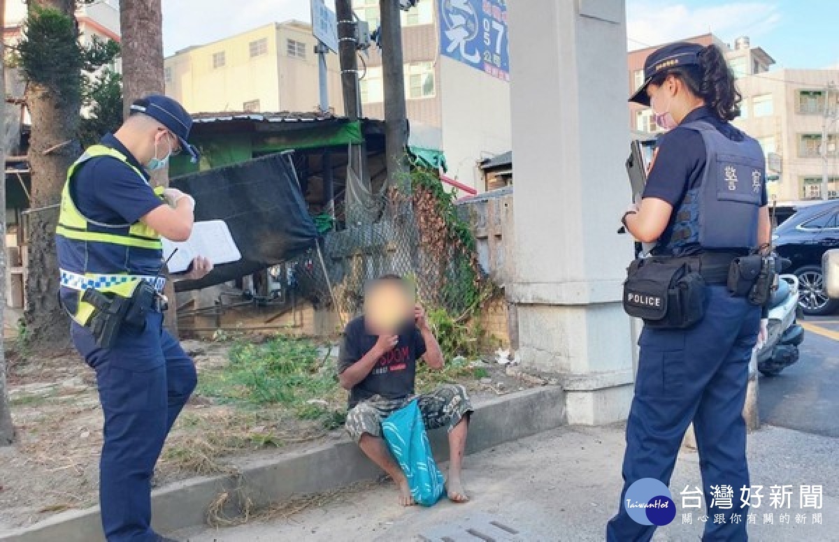 北港警分局落實稽查休閒娛樂場所關閉管制,亦針對人潮聚集處所及街友宣導防疫措施,若民眾未戴口罩將依規定移請縣府裁罰。