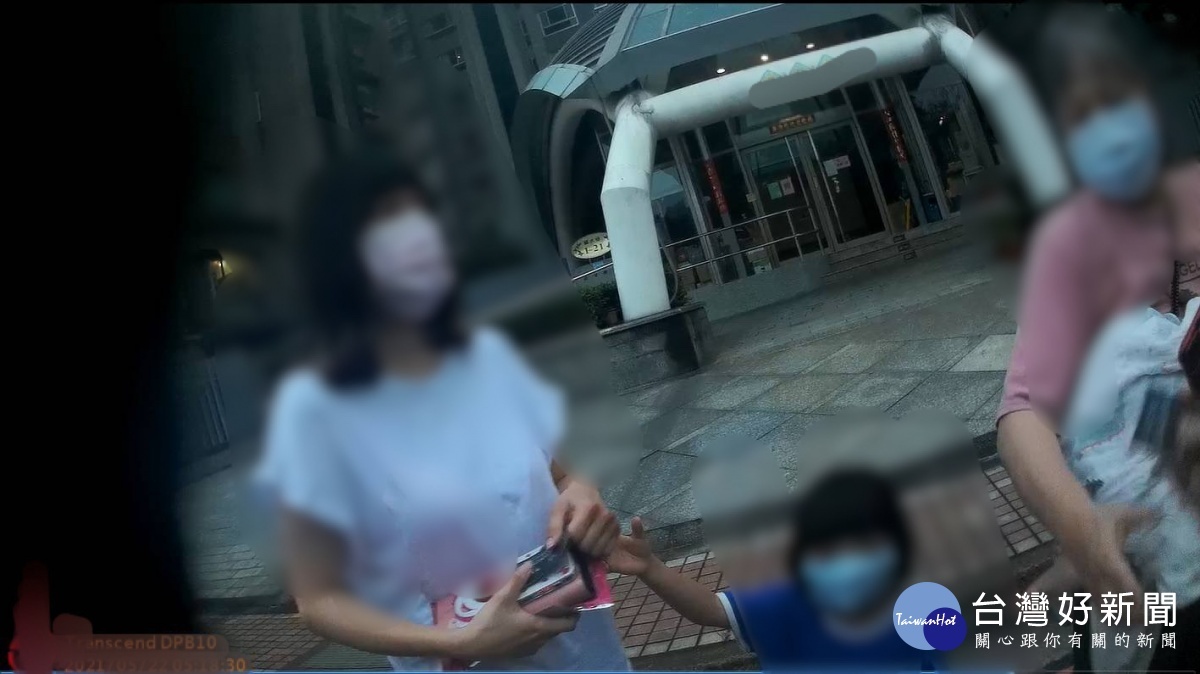 員警勸婦人戴好口罩,眼中帶淚有隱情