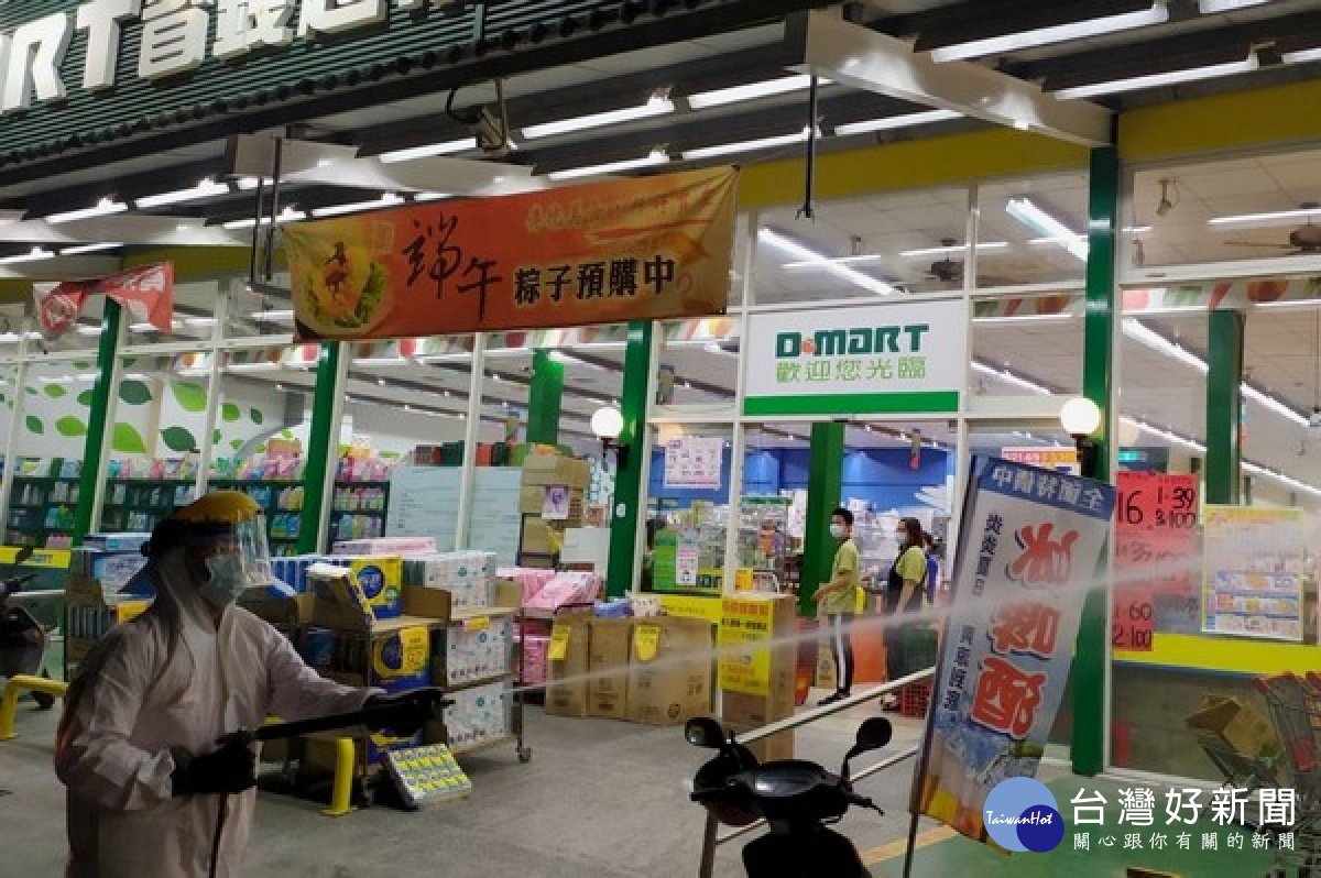 為避免增加社區傳染及群聚之風險，各鄉鎮市加強於戶外公共空間、人潮聚集場所等處執行環境清潔消毒作業外，防疫不停歇。