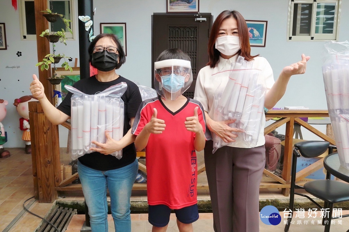 2千個自製防護罩要送一線防疫人員。(立委服務處提供)