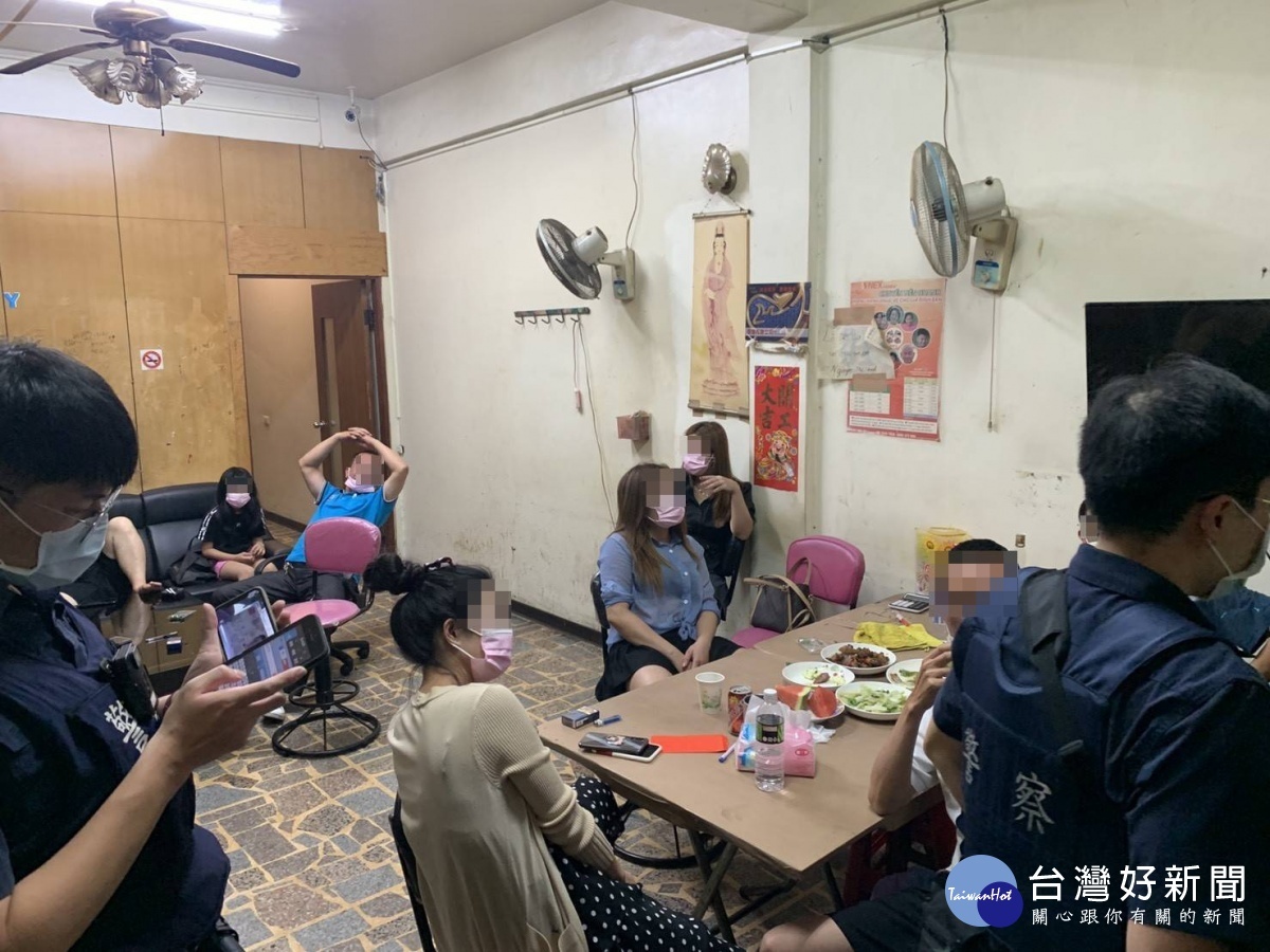 小吃店違規群聚無視防疫規定,警臨檢查獲函送裁罰