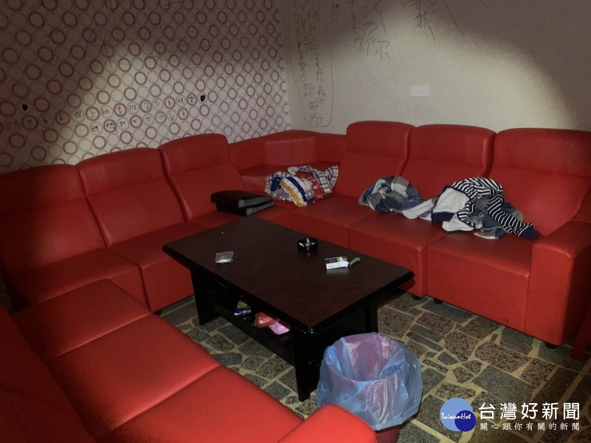 小吃店違規群聚無視防疫規定,警臨檢查獲函送裁罰