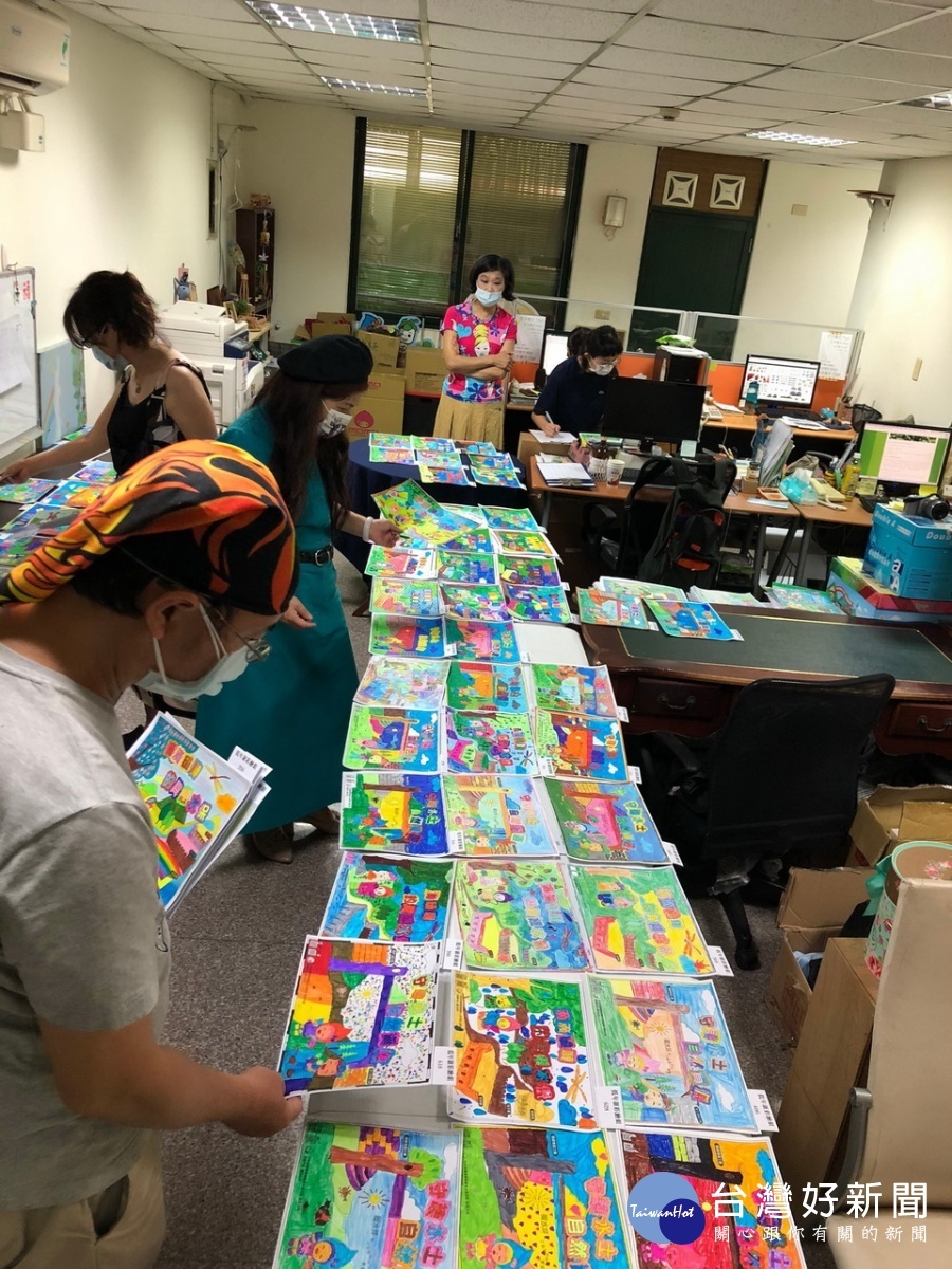 評審對作品評選難分難捨。(南投分局提供)