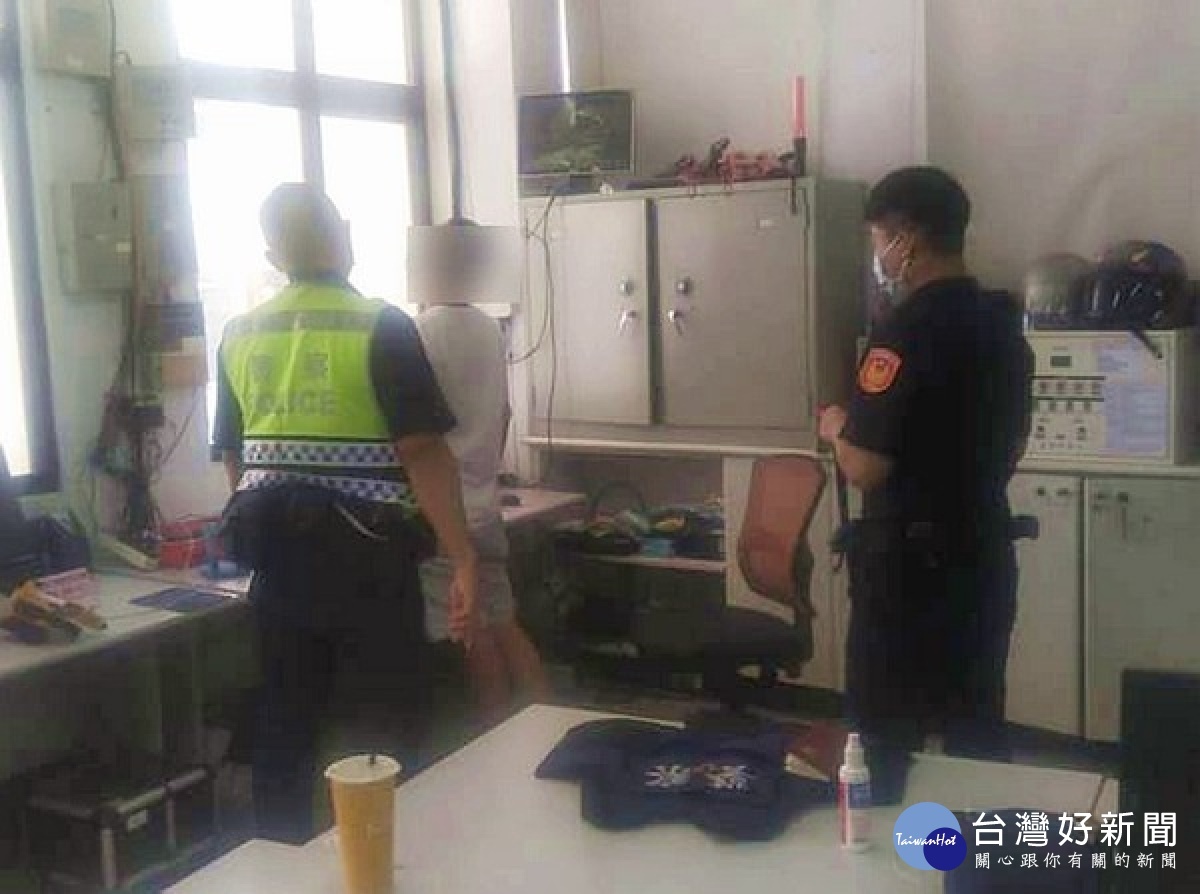 臺西警方獲報及時協助在快速道路上徘迴的失意男子,並與家屬耐心開導,平安返家。