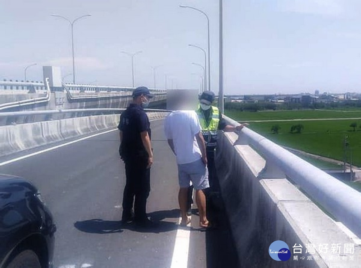 臺西警方獲報及時協助在快速道路上徘迴的失意男子,並與家屬耐心開導,平安返家。