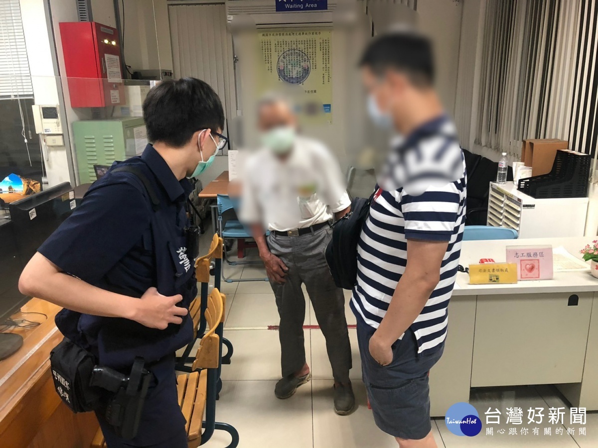 新竹老翁訪友迷路摔車,巡邏警救援脫困