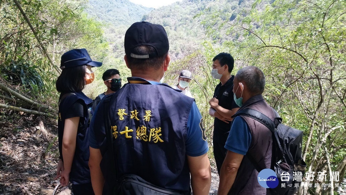 林管處與保七員警出動勸導勿戲水。(南投林管處提供)