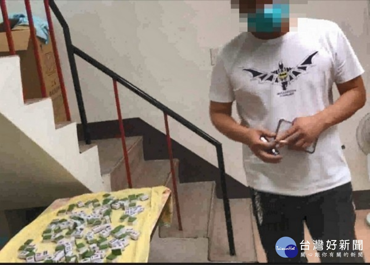 防疫期間9位民眾群聚在家打牌,遭虎尾警方據報查獲,依法蒐證函報衛生局裁罰。