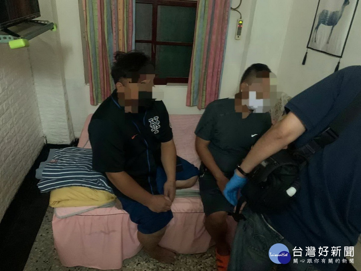 養生館明關暗開外送營業,警方發現業者以外送按摩小姐至旅社方式持續營業,經警方埋伏一路跟監至旅社,當場查獲2對男女到案(薛姓、陳姓2女子,約45至50歲)。