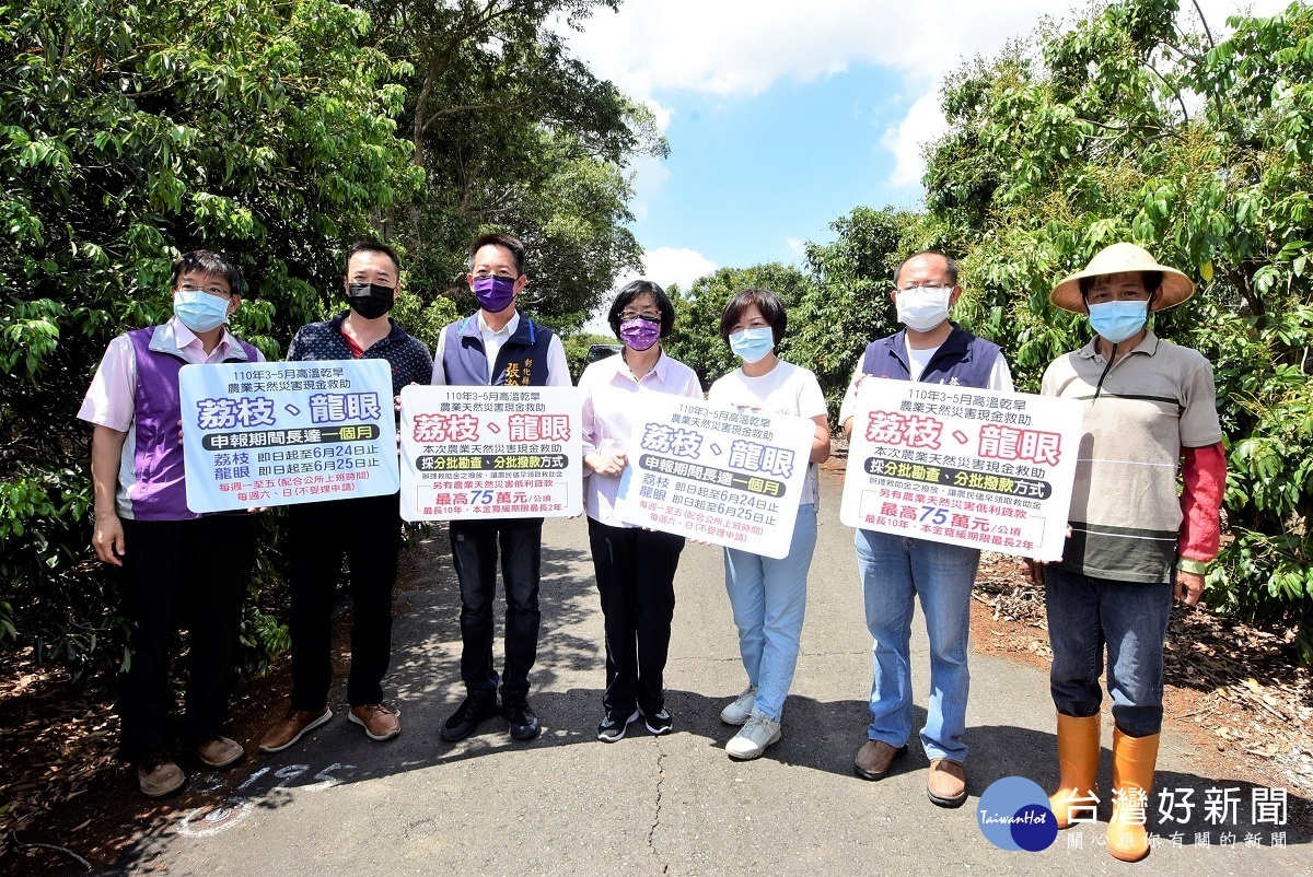 縣長王惠美由縣議員張瀚天、芬園鄉農會總幹事黃翊愷陪同，至芬園鄉了解目前乾旱嚴重情況。圖/彰化縣政府提供