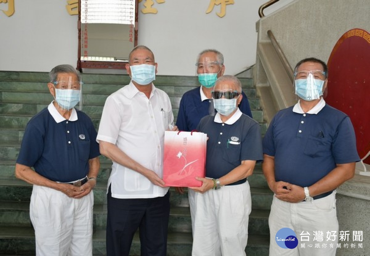 慈濟基金會為協助警方執行防疫工作多一分保障，特捐贈1萬雙PVC手套及1千個防護面罩等物資，共同守護民眾安全。