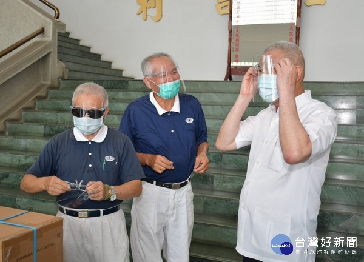 慈濟基金會為協助警方執行防疫工作多一分保障，特捐贈1萬雙PVC手套及1千個防護面罩等物資，共同守護民眾安全。
