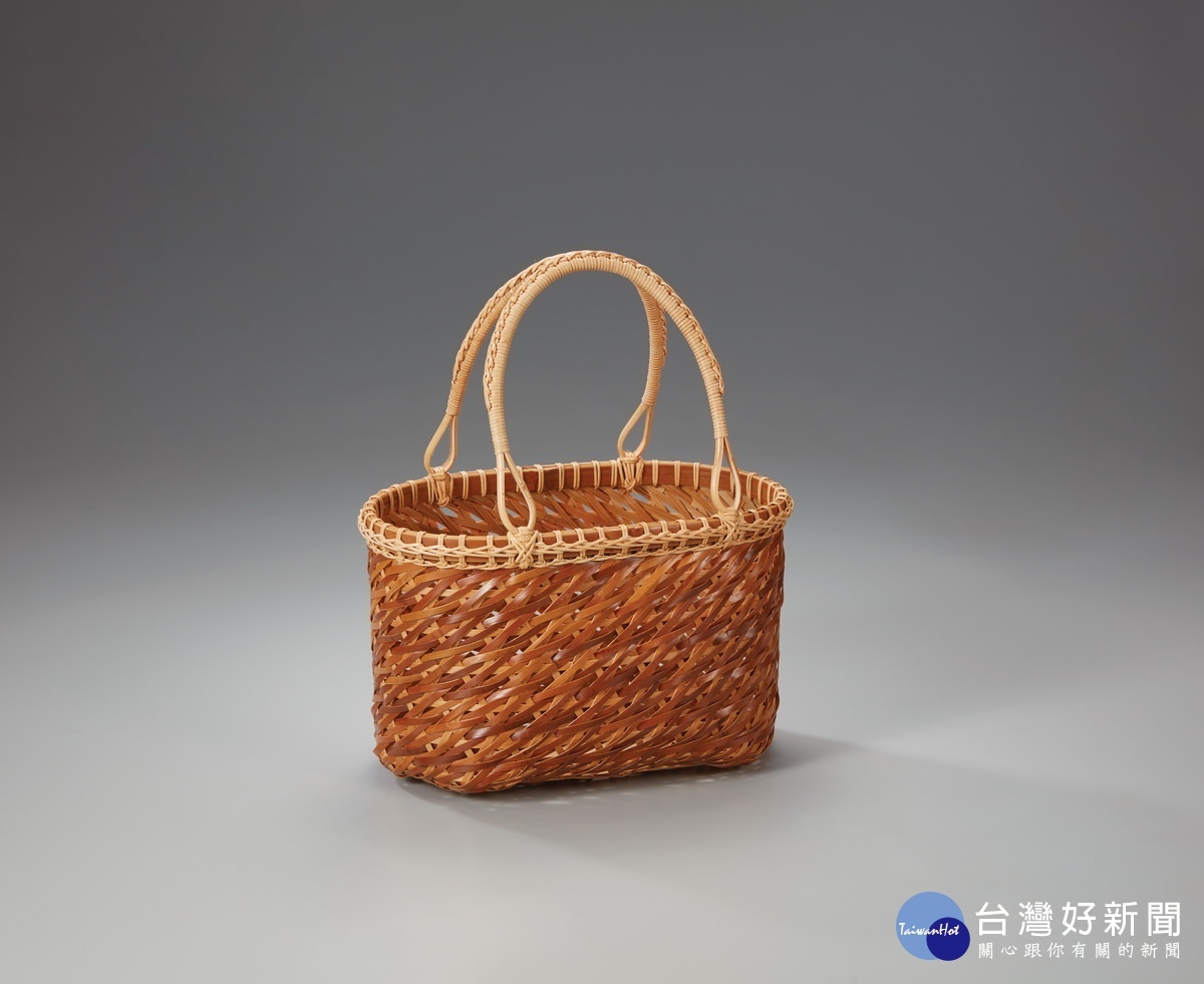 獲首獎的提籃融入日常生活實用產品。(文化局提供)