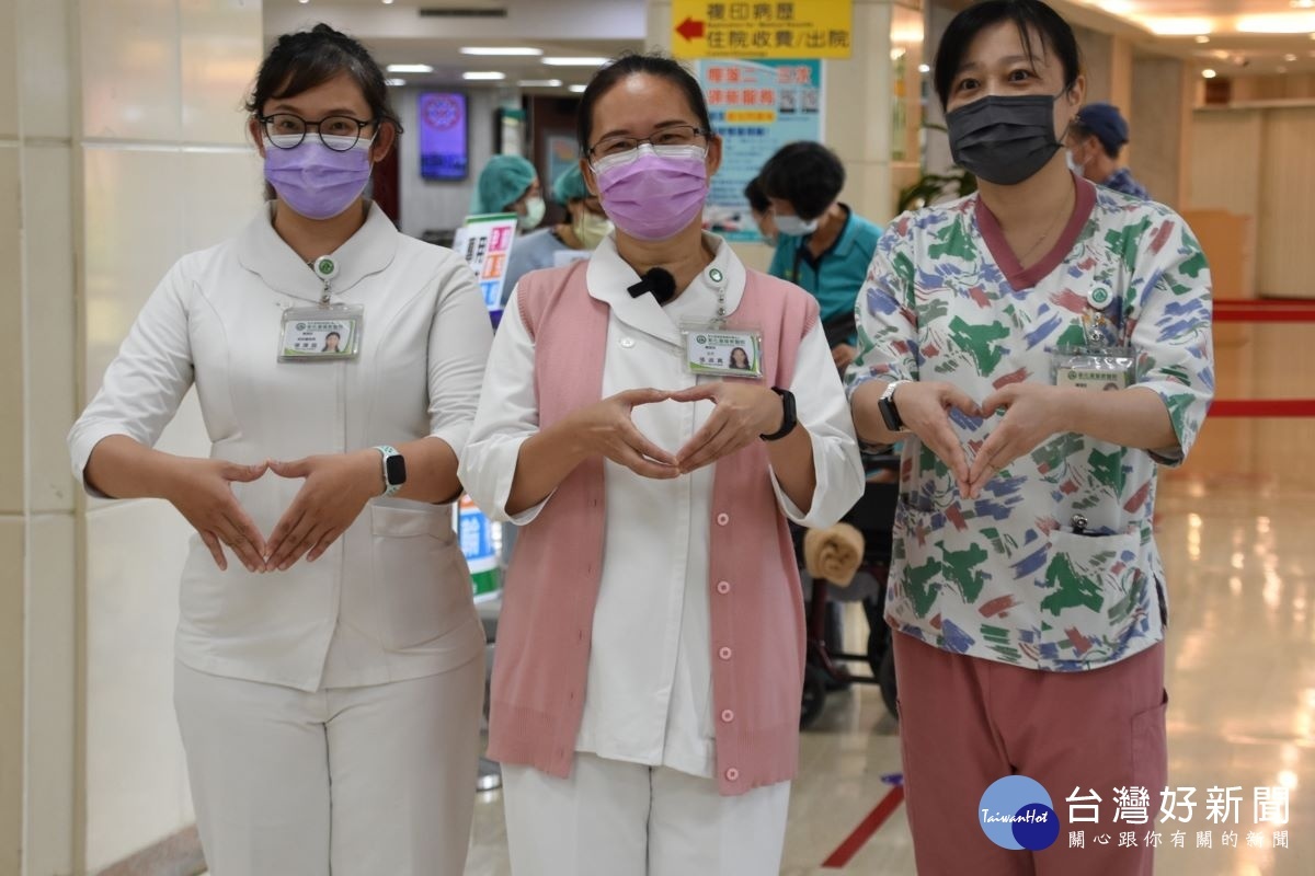 彰化基督教醫院呼籲民眾,在作好防疫措施下,前往彰基總院門口捐血,幫助需要血液的病患。(左起:彰基護理部護理長張瑋庭、彰基護理部主任張淑真、彰基護理部護理長孫曉芬)圖/彰基醫院提供