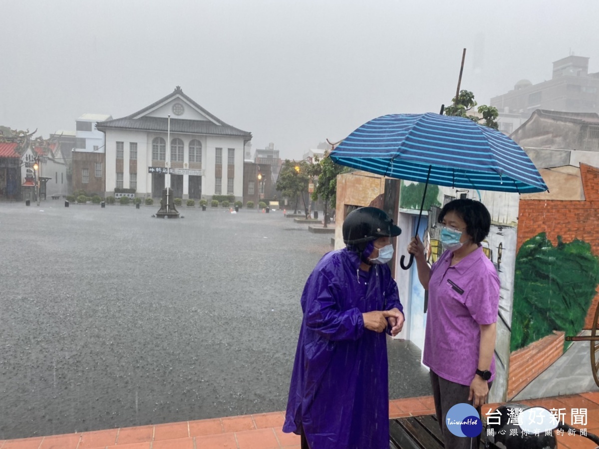 一早縣長王惠美、鹿港鎮長許志宏、水資處長陳詔慶，透早就前往鹿港公會堂附近巡視淹水情形。圖/彰化縣政府提供