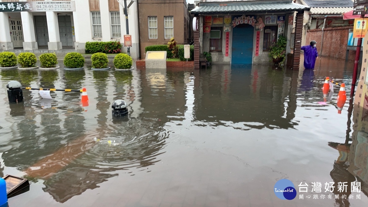 鹿港老街的淹水情形。圖/彰化政府提供