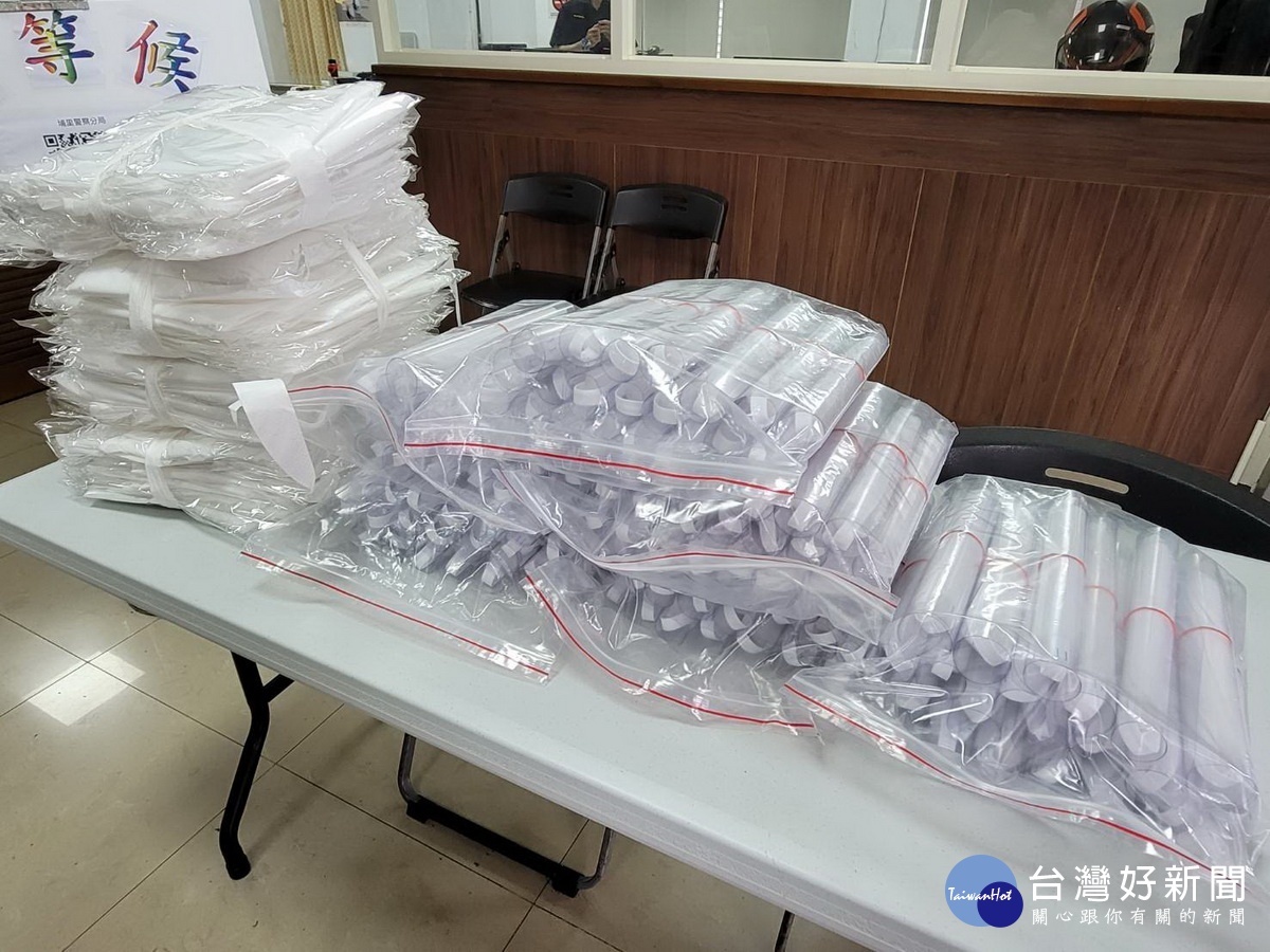 馬文君號召志工趕製頭戴面罩。(埔里分局提供)