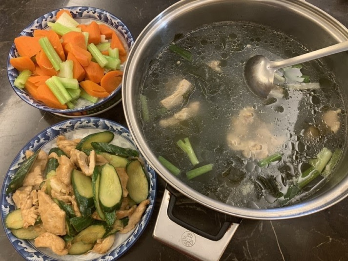 有網友分享自己在家打發時間當家庭「煮」夫的心得。(圖/翻攝自批踢踢)
