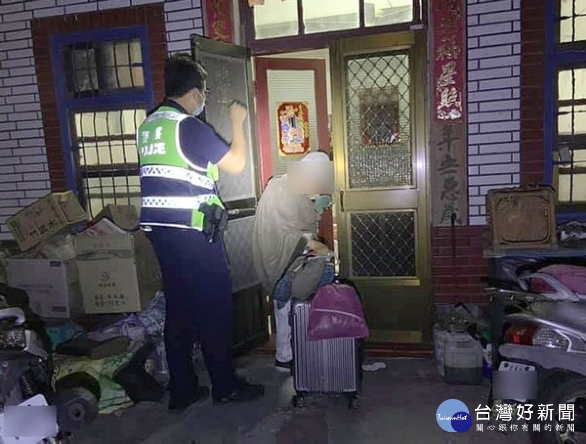 輕微失智的七旬老婦獨自南下探訪親友,卻因忘記住址而枯坐超商前,還好巧遇臺西巡警及時給予協助,順利尋親。