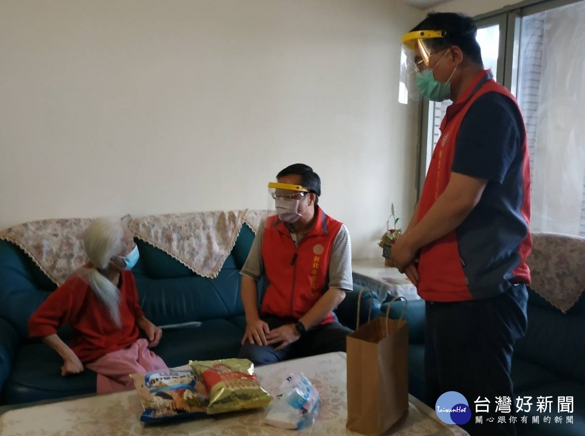 新北市榮服處林處長(中)關懷訪視較需遺眷山蘇奶奶(左),並致贈物資與醫療口罩等