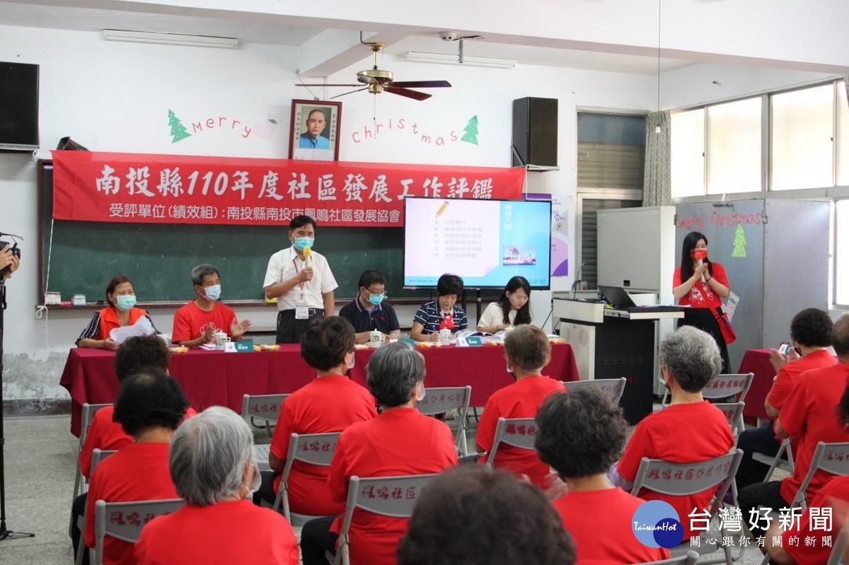 社會行政科長王榮義肯定各社區的用心。(縣府提供)