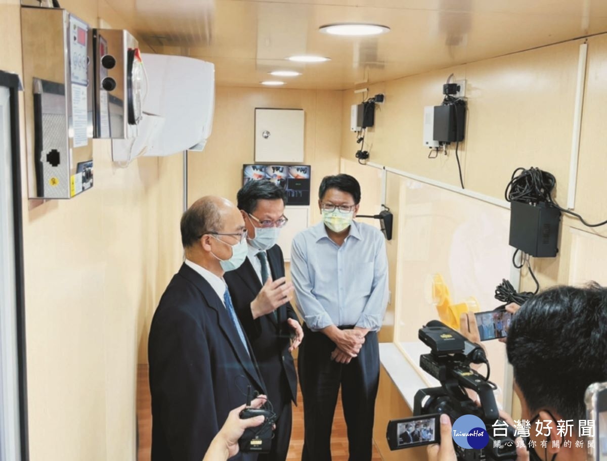 彰基院長陳穆寬教授(圖中)表示,為發揮「同島一命、團結抗疫」的精神,彰基願以優良設備支援南台灣。(圖右:屏東縣長潘孟安)圖/彰基醫院提供
