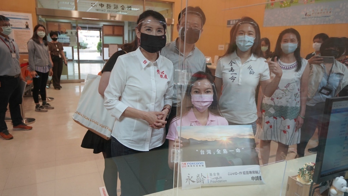 郭台銘辦公室1日中午宣布,已備齊相關文件,並於中午12點向衛福部食藥署遞件助購5百萬劑BNT疫苗。(圖/郭台銘Facebook)