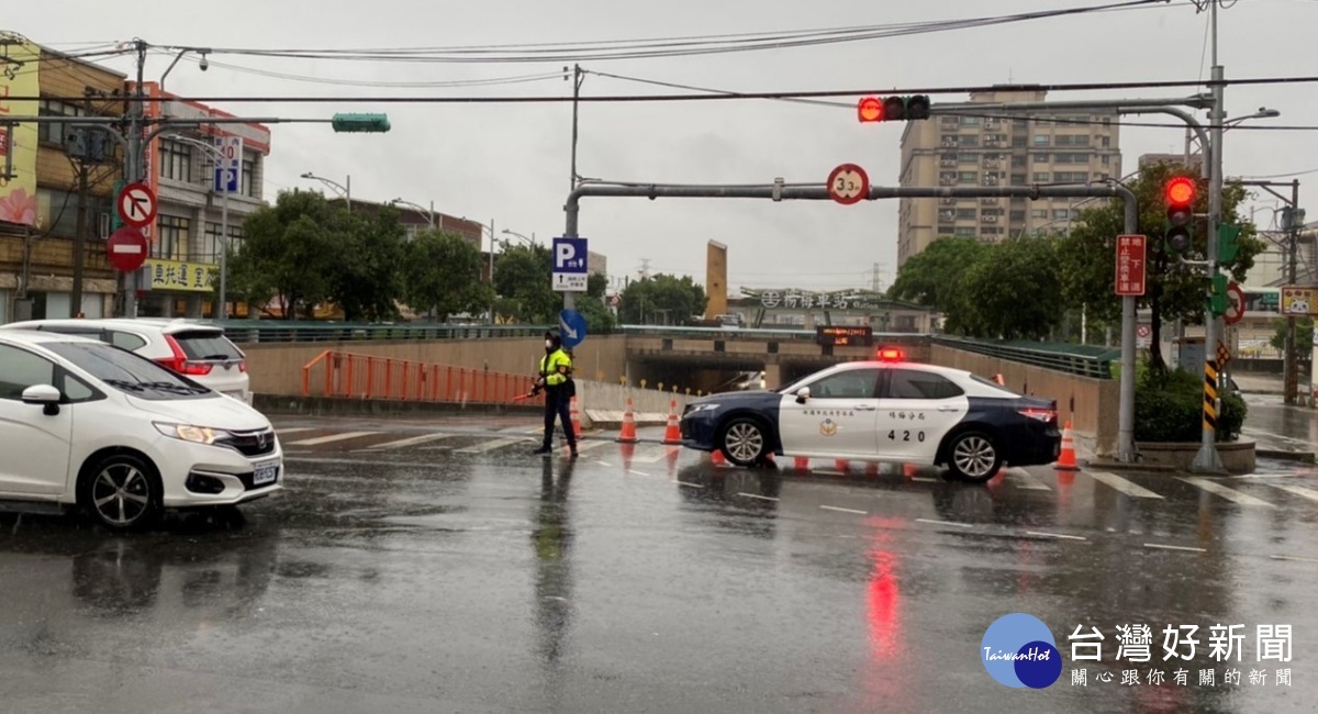 強降雨造成地下道排水不及而積水,楊梅警方交通疏導確保用路人安全