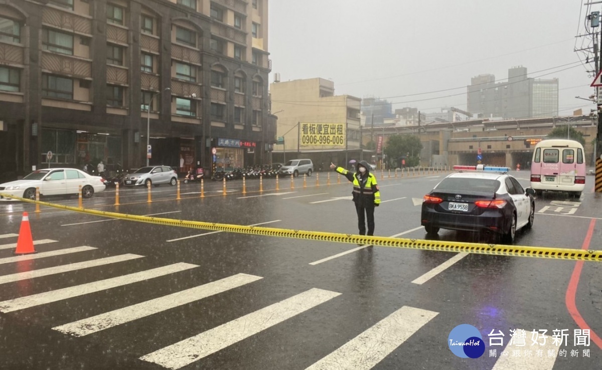 強降雨造成地下道排水不及而積水,楊梅警方交通疏導確保用路人安全