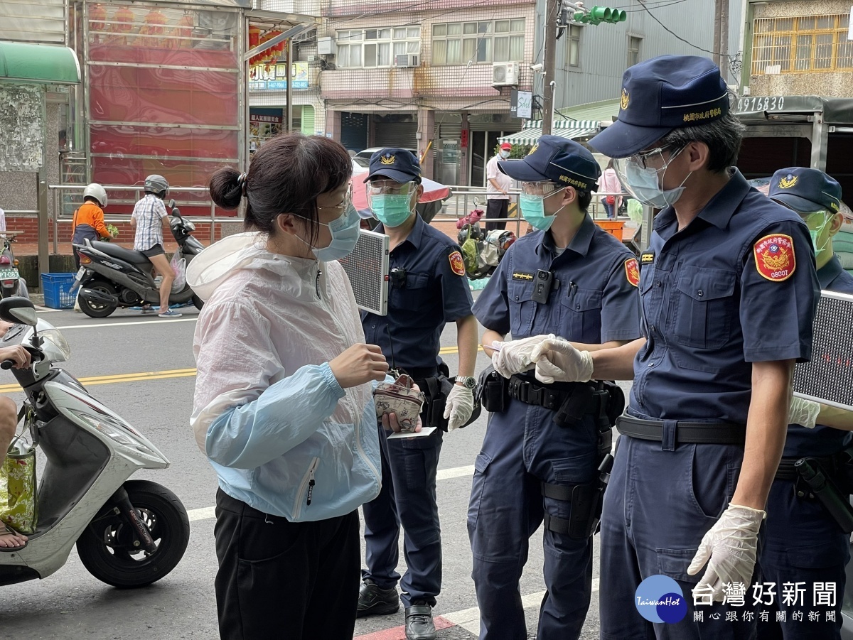 平鎮警前進傳統市場,宣導分流採買及稽查口罩佩戴