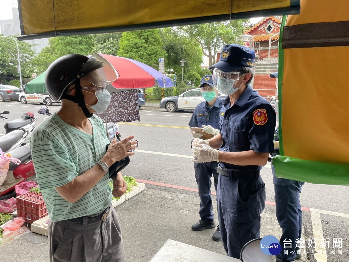 平鎮警前進傳統市場,宣導分流採買及稽查口罩佩戴