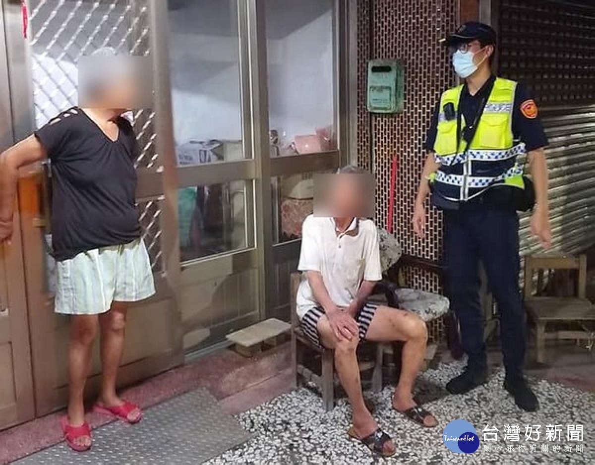 失智老翁在雨夜裡衣著單薄徘徊街頭，臺西警方獲報及時協助，順利護送老翁返家，家屬感謝與肯定警方熱心為民服務。