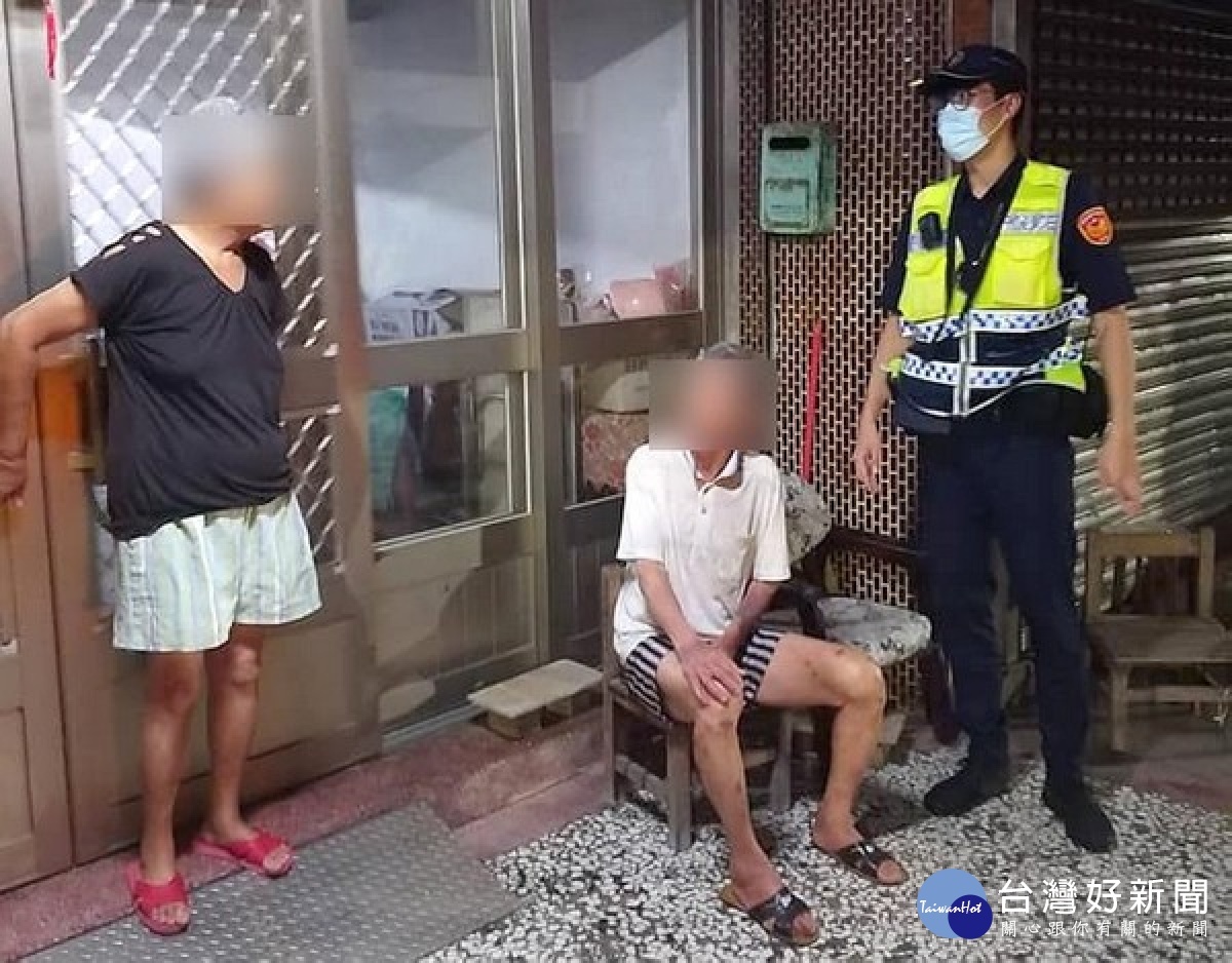 失智老翁在雨夜裡衣著單薄徘徊街頭,臺西警方獲報及時協助,順利護送老翁返家,家屬感謝與肯定警方熱心為民服務。