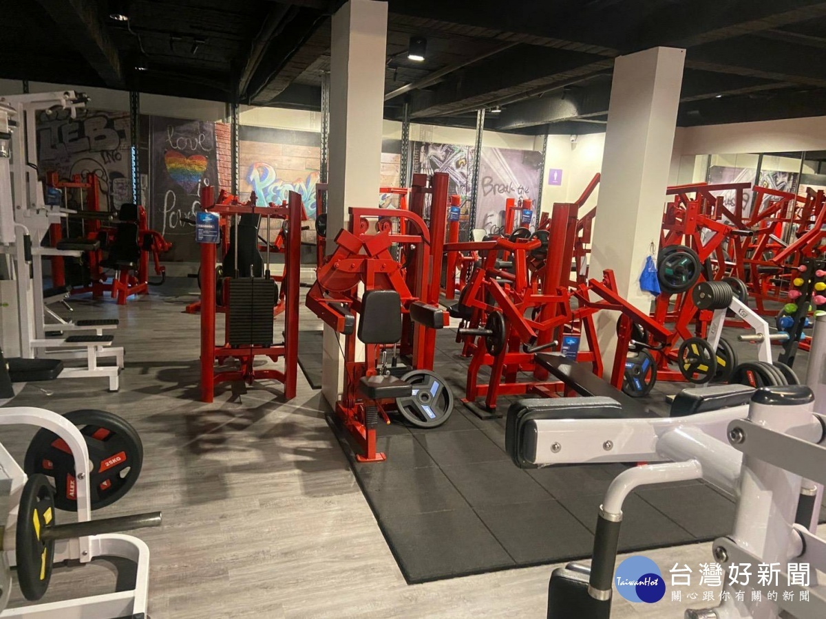 落實防疫稽查工作,深夜查獲群聚案件