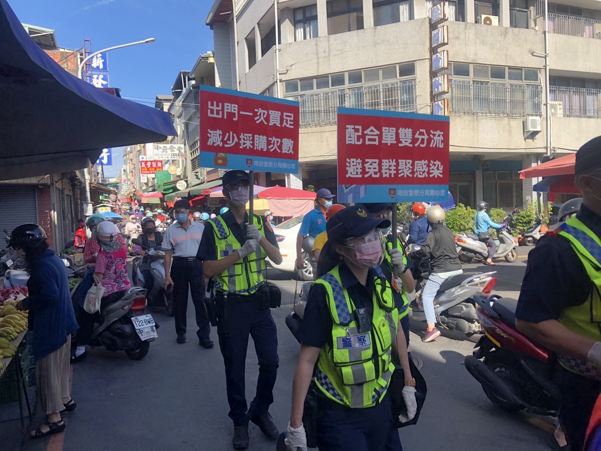 傳統市場民眾仍然不少。(南投分局提供)