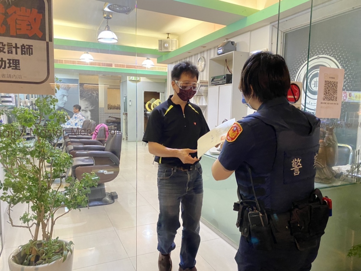 響應政府防疫政策,平鎮警勸導轄內美容美髮業暫停營業