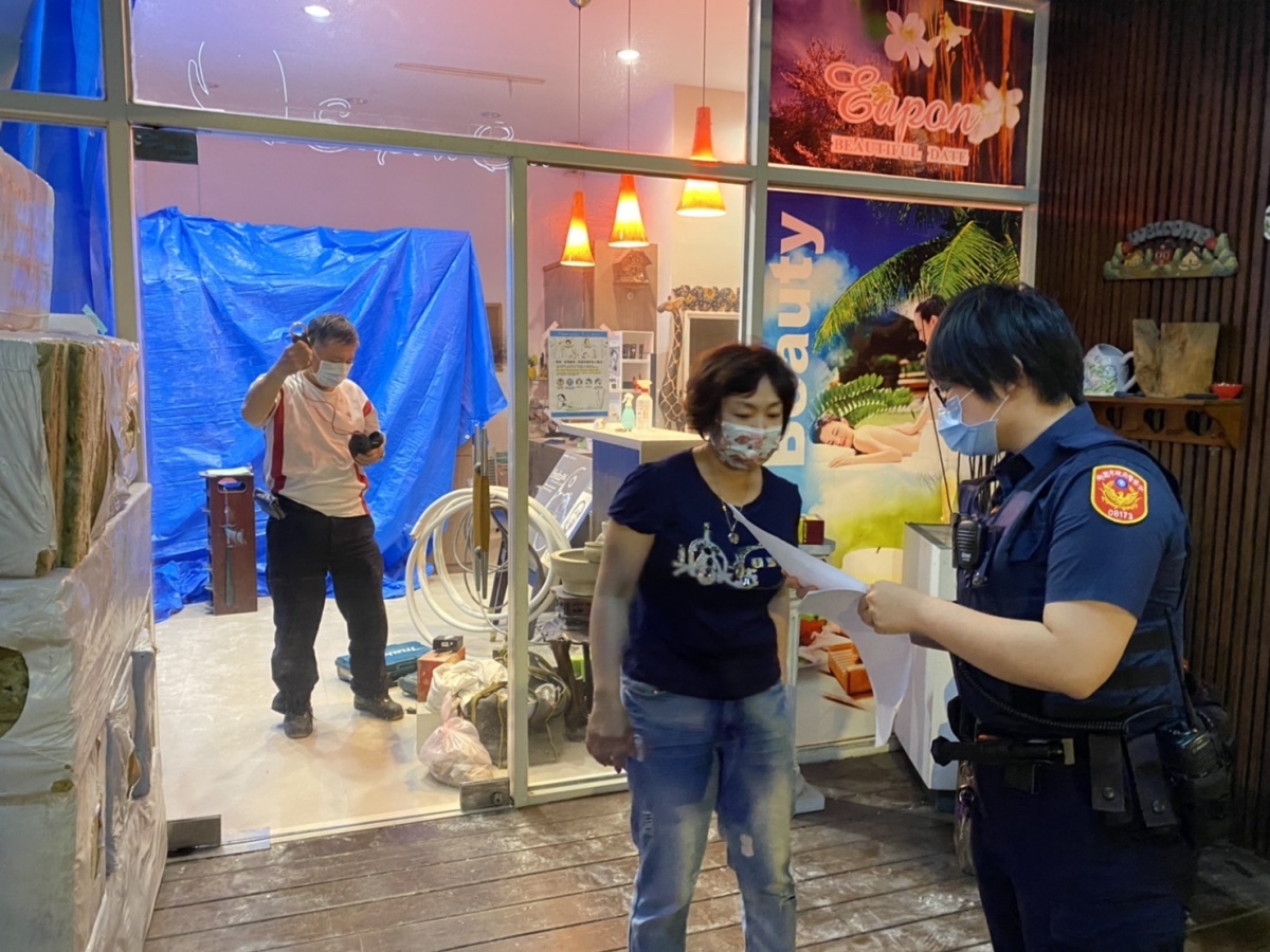 響應政府防疫政策,平鎮警勸導轄內美容美髮業暫停營業