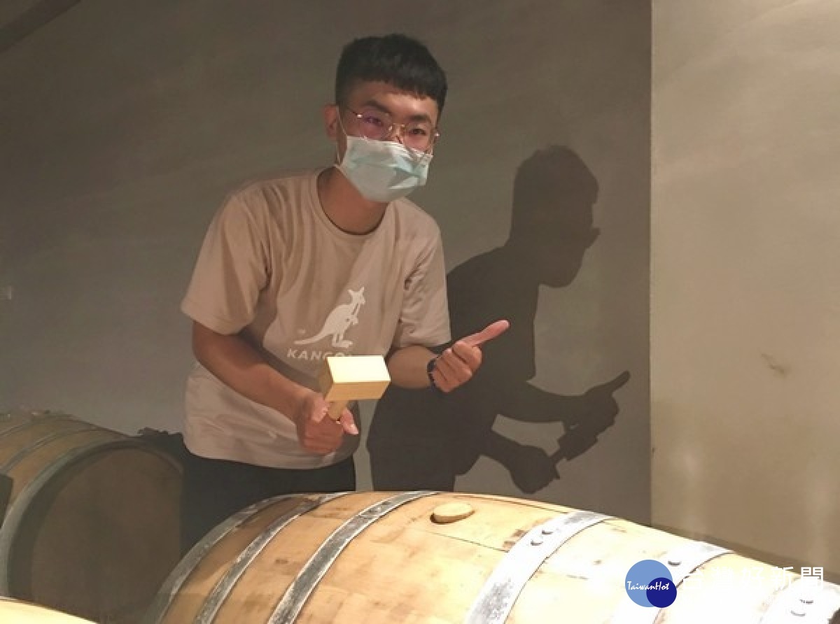 八年級的年輕助理釀酒師，去年遇第一波疫情陷入苦尋不著工作的困境，在虎尾就業中心協助釐清職涯方向，開啟從事釀酒工作的興趣。