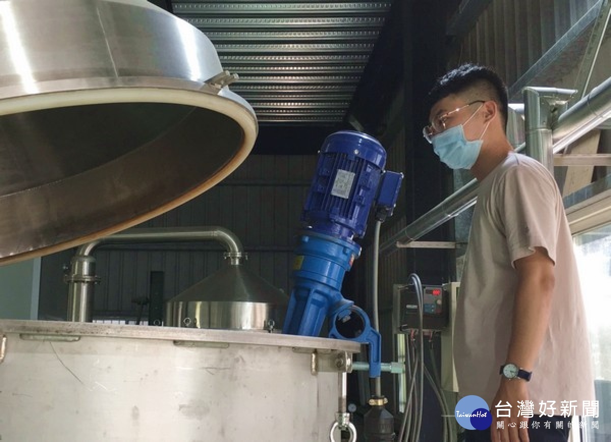 八年級的年輕助理釀酒師，去年遇第一波疫情陷入苦尋不著工作的困境，在虎尾就業中心協助釐清職涯方向，開啟從事釀酒工作的興趣。