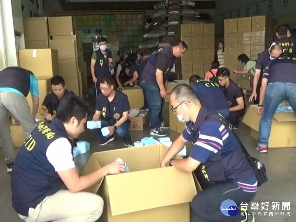 雲林地檢署偵辦疑有違法製造醫療口罩,經向衛福部食藥署函詢確認後,搜索查扣違法製造未經核准之醫療用口罩及機台等證物。
