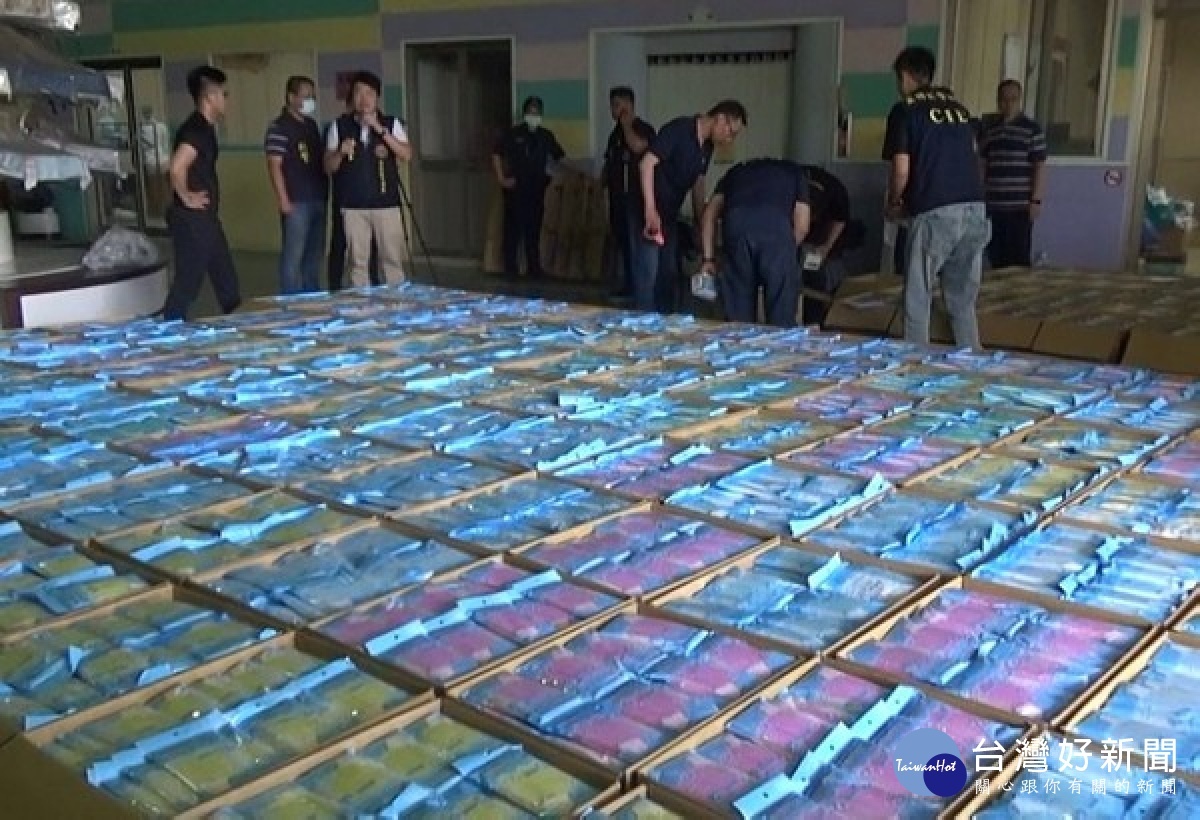 雲林地檢署偵辦疑有違法製造醫療口罩,經向衛福部食藥署函詢確認後,搜索查扣違法製造未經核准之醫療用口罩及機台等證物。