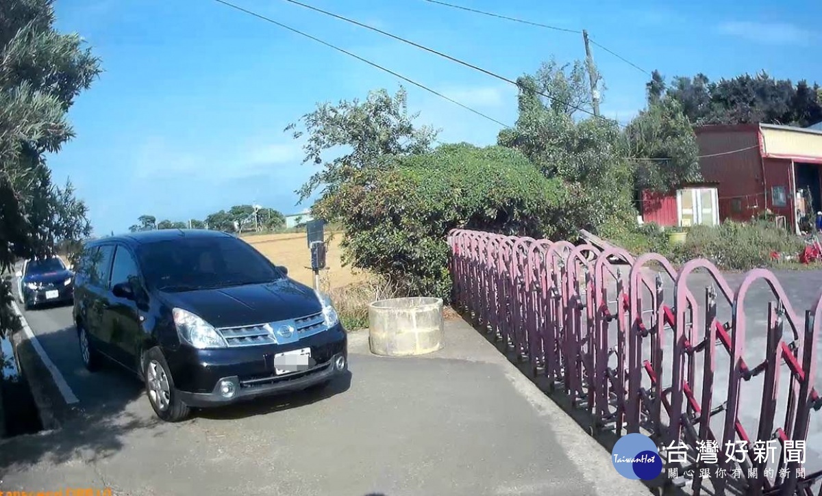 婦人開車導航迷路受困死巷,警到場協助脫困
