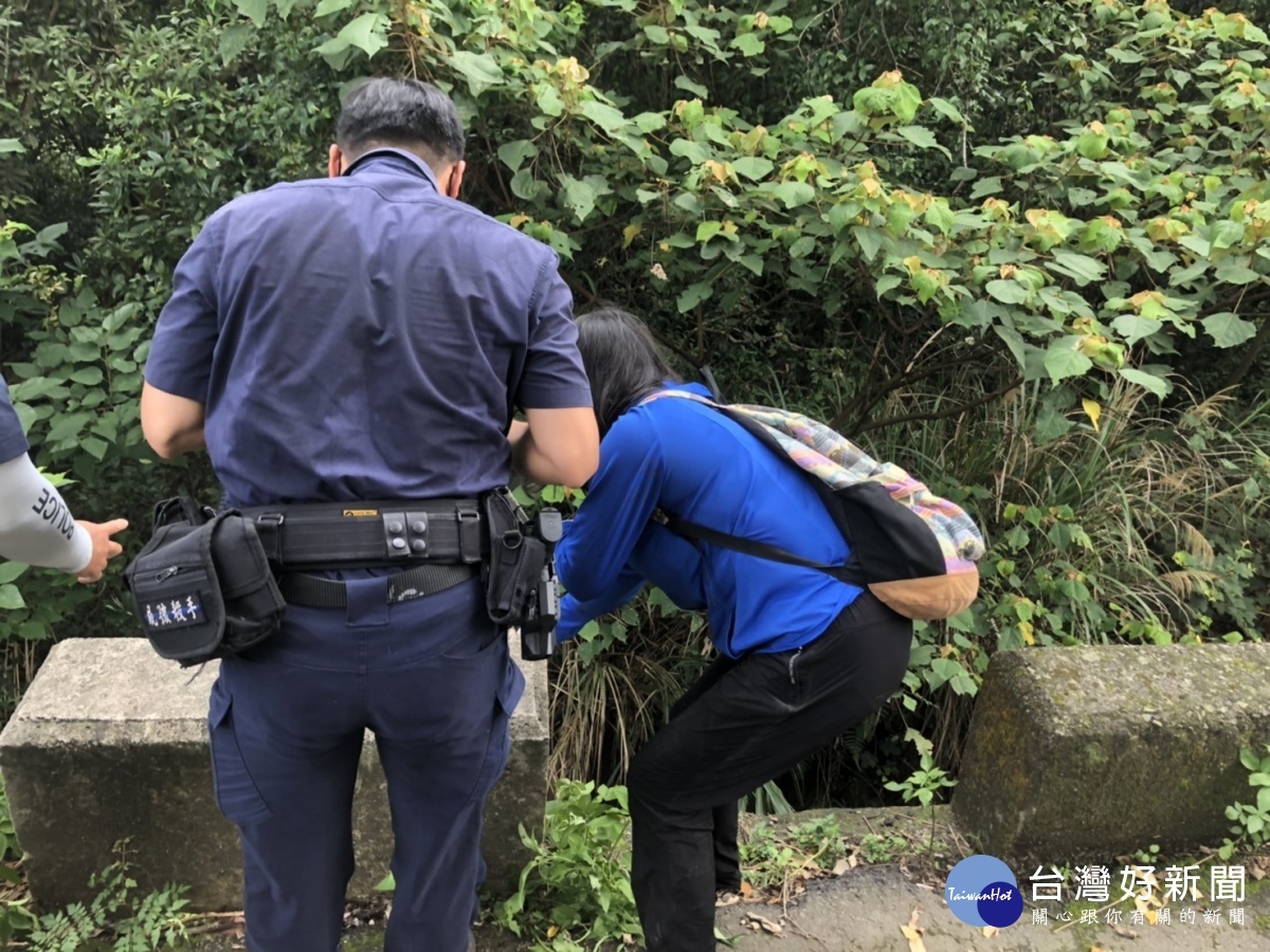 楊梅分局草湳派出所員警,將受困於山溝的女子救出