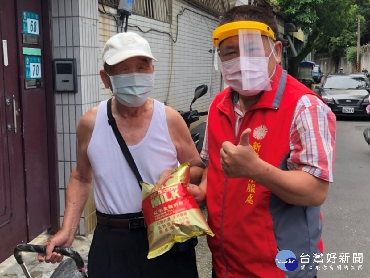 新北市榮服處游副處長(右)關懷訪視特需榮民姜爺爺(左),並致贈營養品
