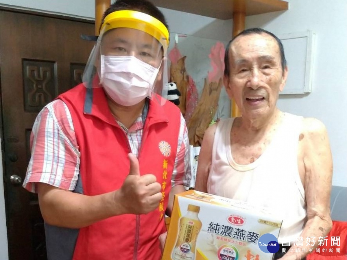 新北市榮服處游副處長(左)關懷訪視特需榮民王爺爺(右),並致贈營養品