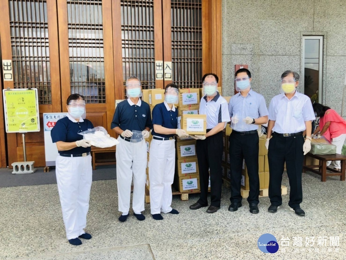 右一行政科長,右二張督察長,右三彰化縣警察局副局長陳東成。圖/慈濟基金會提供