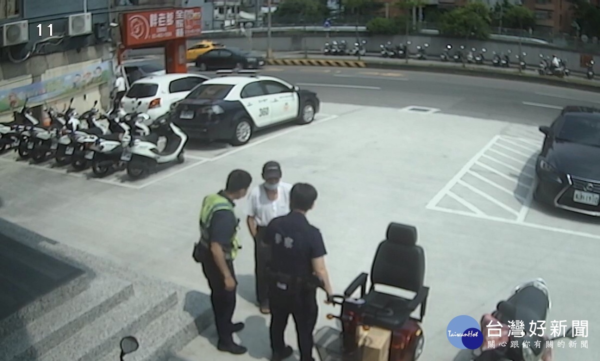 老翁疼孫出門採買食材迷途,內壢警平安送返家