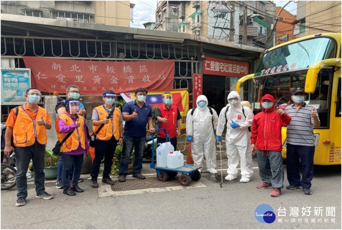 丁群峰理事長(左4)率協會清消作業弟兄至板橋區仁愛新村實施環境消毒作業;新北市榮服處志工隊現場配合向榮民眷宣導防疫作為