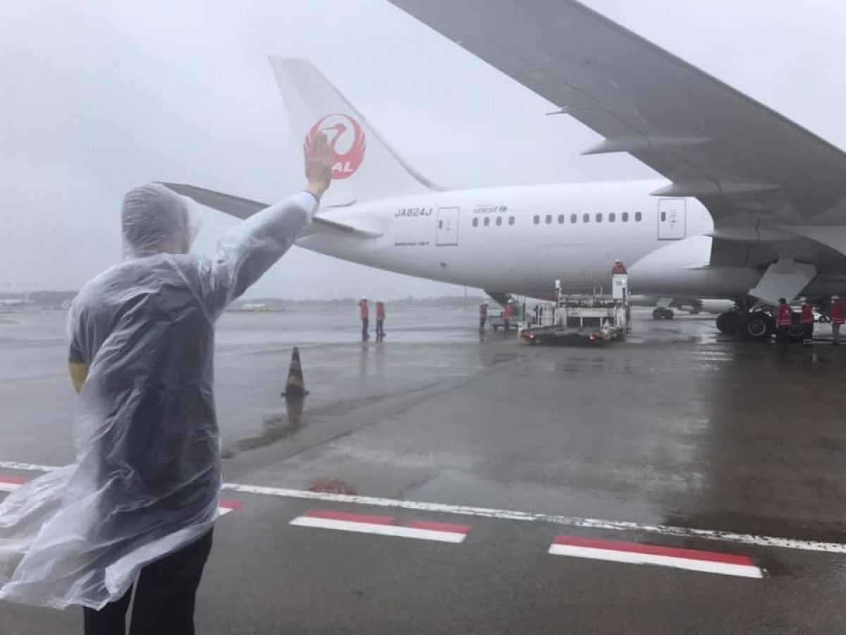 日本政府4日正式宣布將先支援台灣124萬劑AZ疫苗,並交由日本航空(JAL)JL809班機運送,我駐日代表謝長廷亦前往東京成田機場親送機,該班機已於下午近14時平安抵達台灣桃園機場。(圖/謝長廷Facebook)